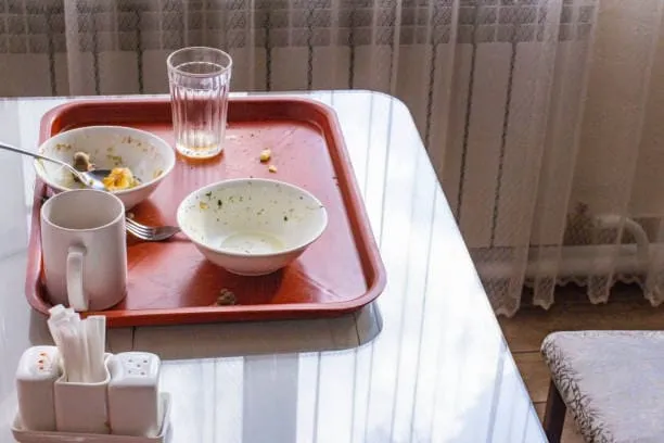 Nettoyer rapidement restes alimentaires, miettes, plateaux repas des chambres des résidents pour prévenir les cafards en maison de repos