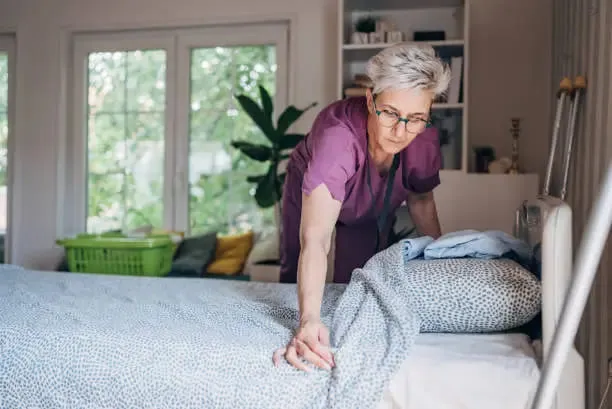 Inspection chambre par personnel en maison de repos pur rechercher signes de punaises de lit