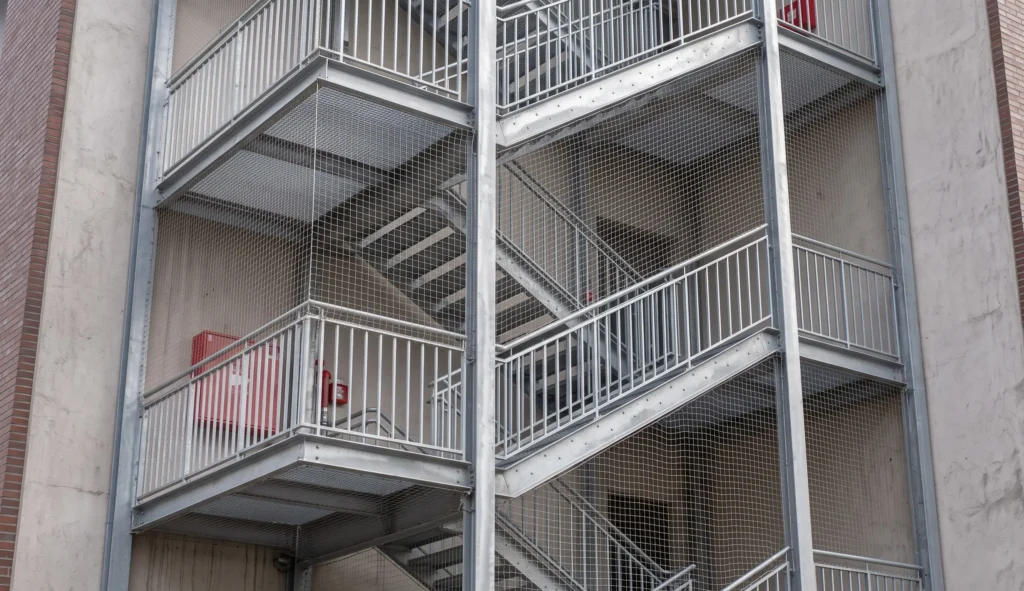 Filet anti-pigeons escaliers de secours